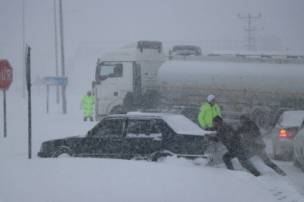 BOLU DAĞI'NDA YOĞUN KAR YAĞIŞI