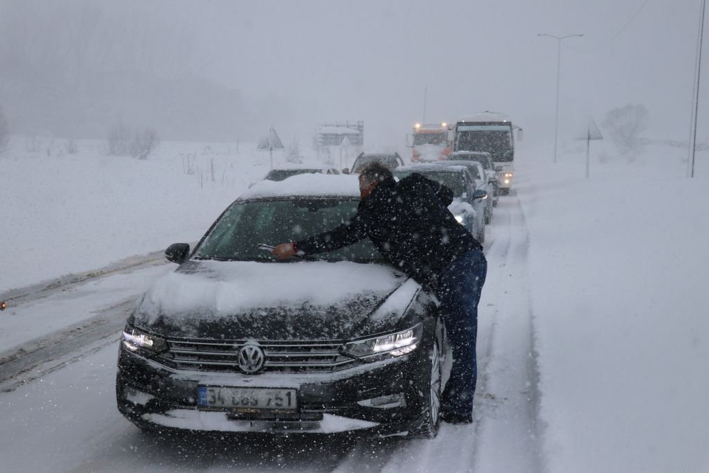 BOLU DAĞI'NDA YOĞUN KAR YAĞIŞI