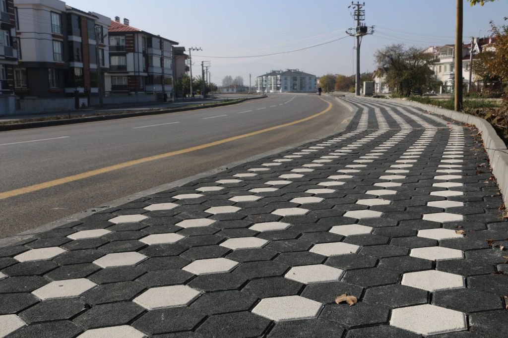 BOLU MODERN KALDIRIMLARA KAVUŞUYOR