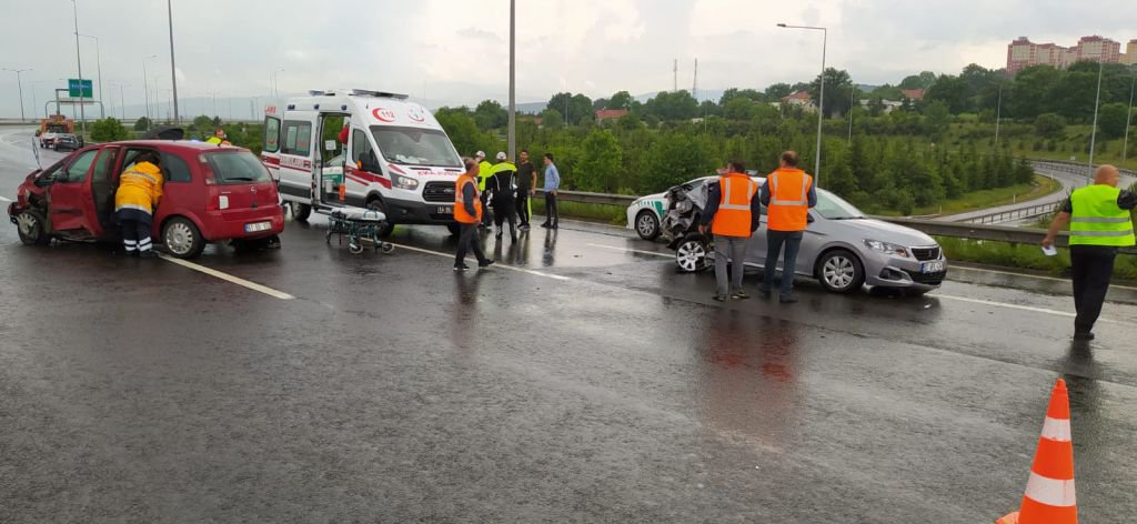 BOLU'DA 4 ARAÇ BİRBİRİNE GİRDİ