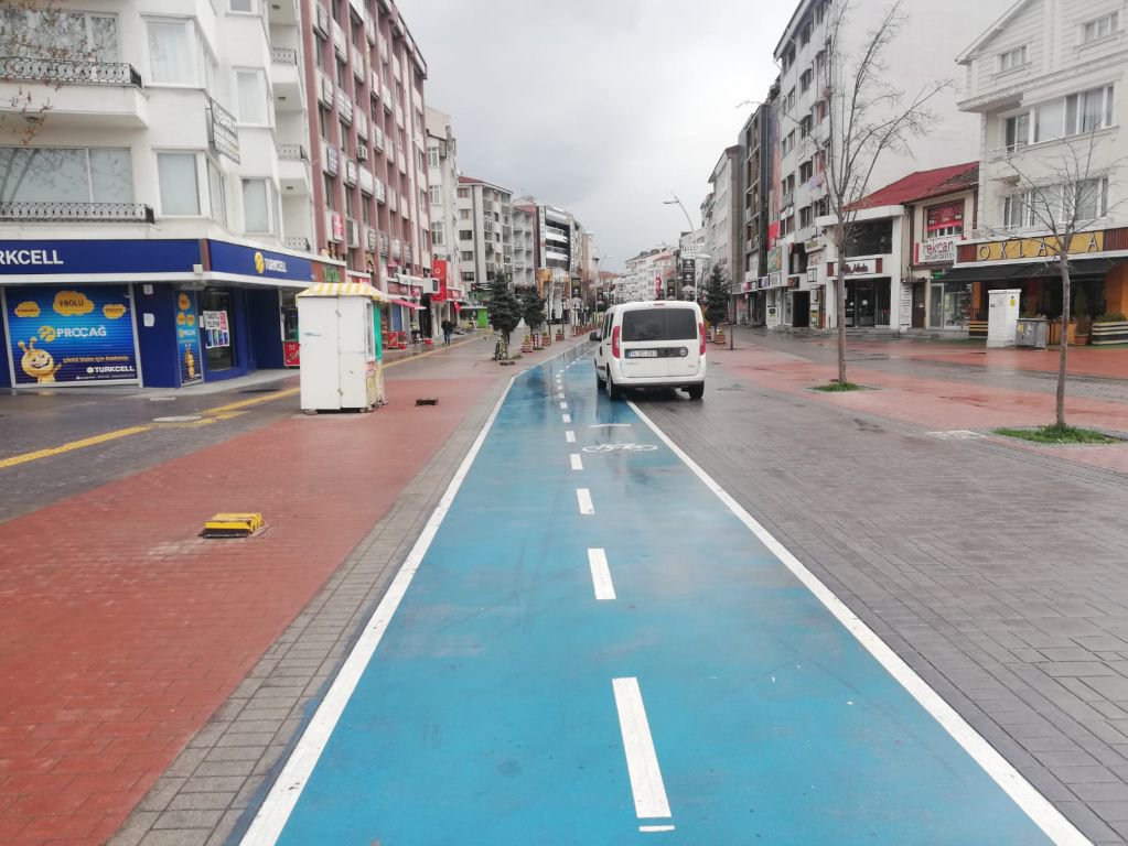 BOLU'DA CADDELER BOMBOŞ KALDI