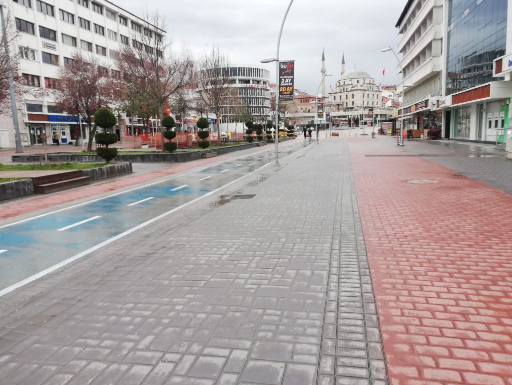 BOLU'DA CADDELER BOMBOŞ KALDI