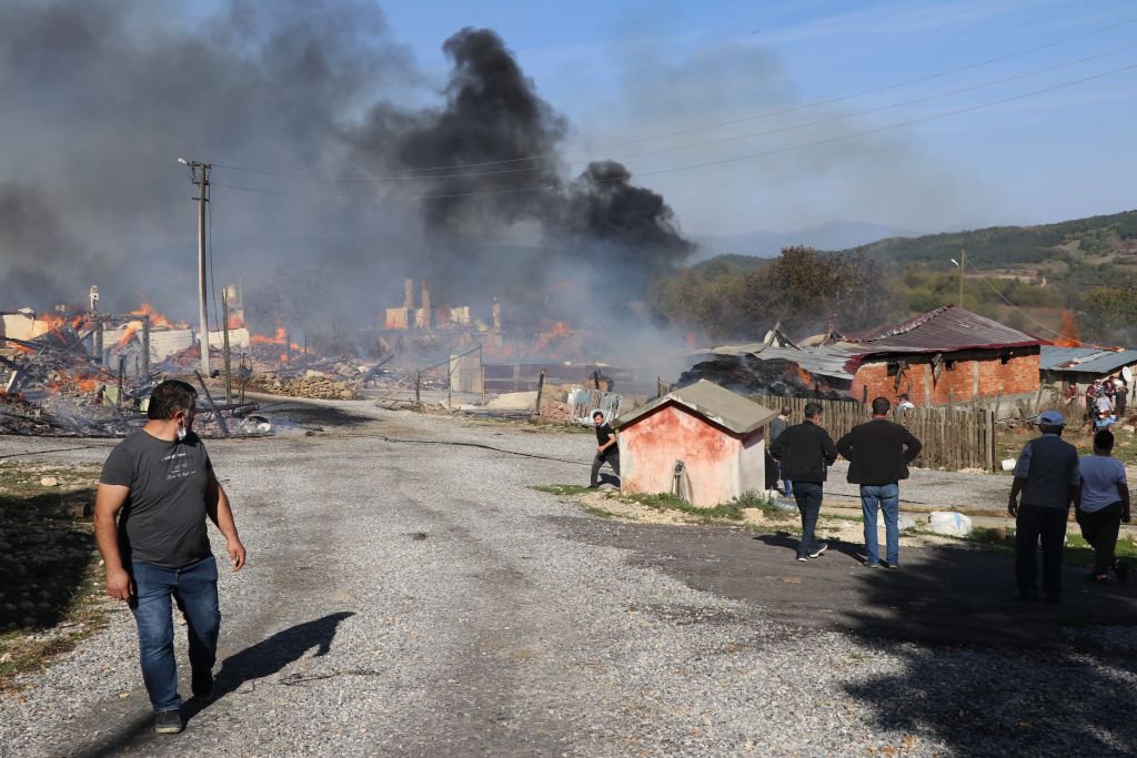 BOLU'DA O KÖY ALEV ALEV YANDI!