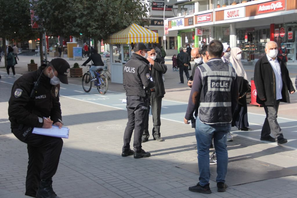 BOLU'DA SİGARA İÇENLERE CEZA YAZILDI