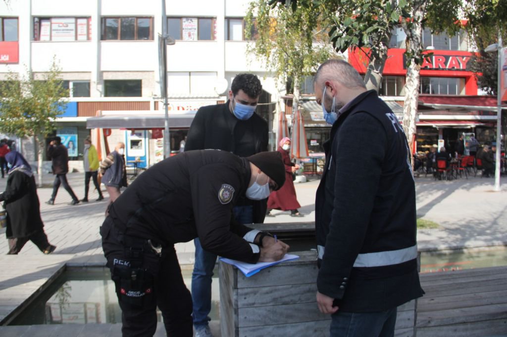BOLU'DA SİGARA İÇENLERE CEZA YAZILDI