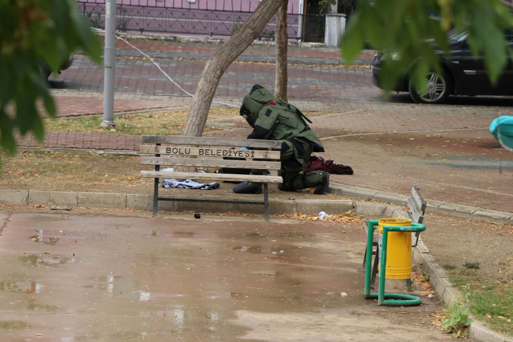 BOLU'DA ŞÜPHELİ ÇANTA PANİĞİ