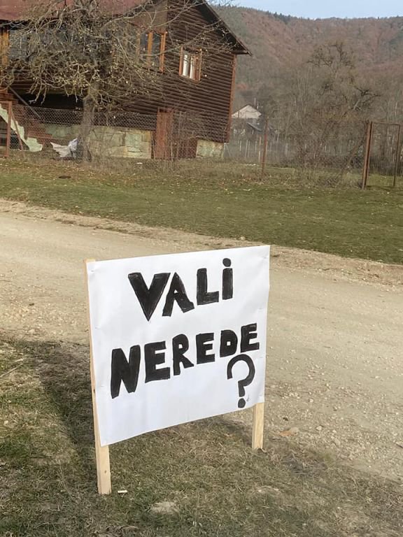 BUNLAR NEYİN PANKARTI...