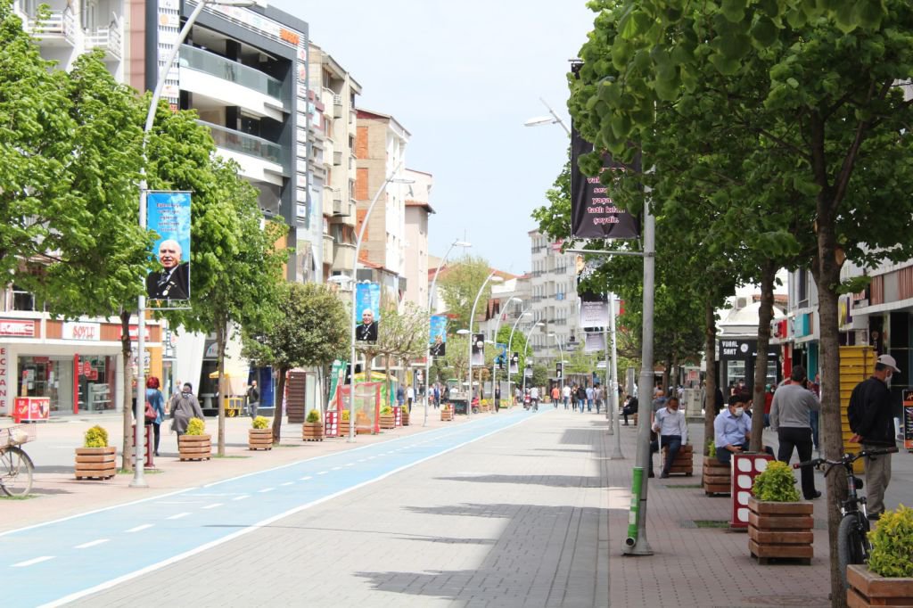 CADDE BUGÜN ÇOK SAKİN