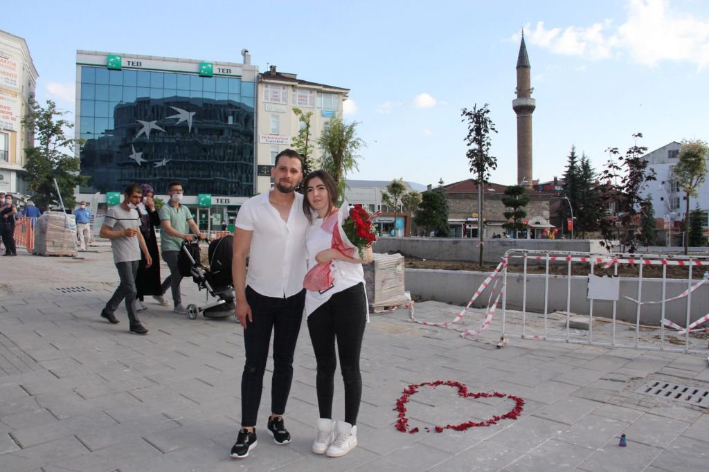 CADDE ORTASINDA EVLENME TEKLİFİ