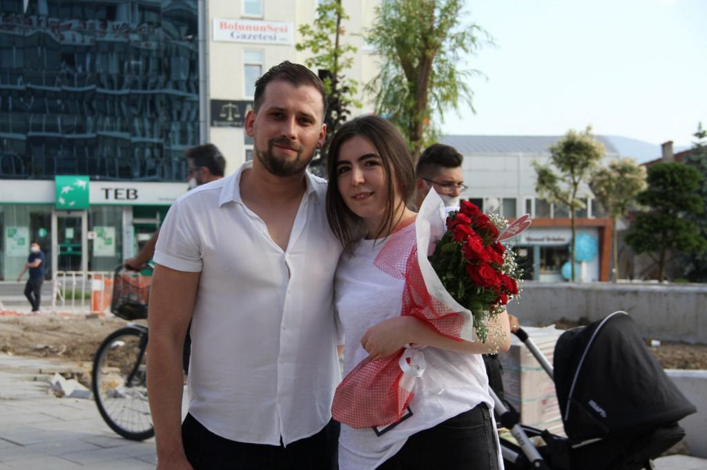 CADDE ORTASINDA EVLENME TEKLİFİ