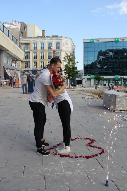 CADDE ORTASINDA EVLENME TEKLİFİ