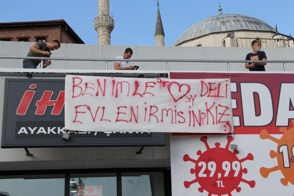 CADDE ORTASINDA EVLENME TEKLİFİ