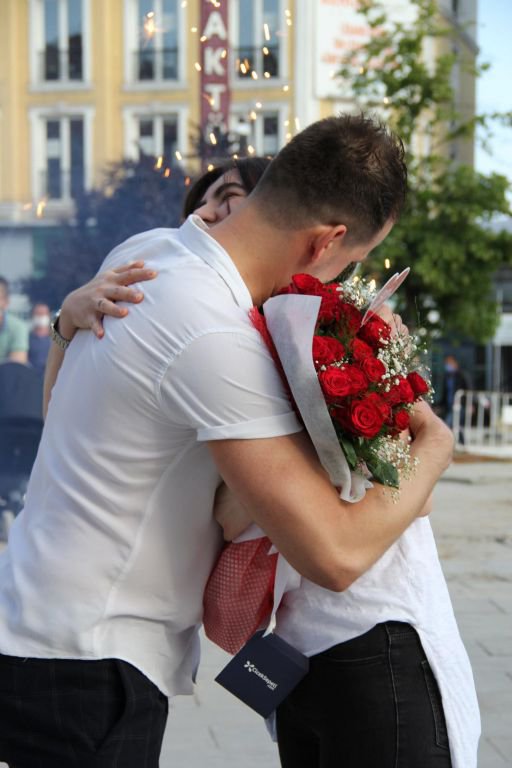 CADDE ORTASINDA EVLENME TEKLİFİ