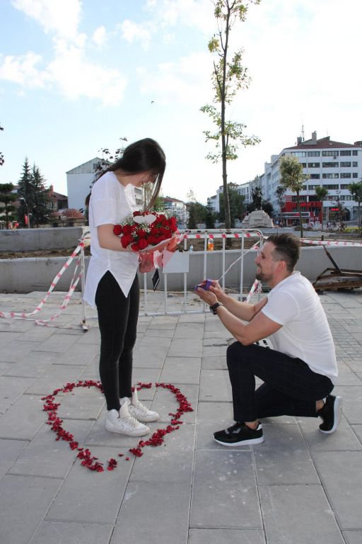 CADDE ORTASINDA EVLENME TEKLİFİ