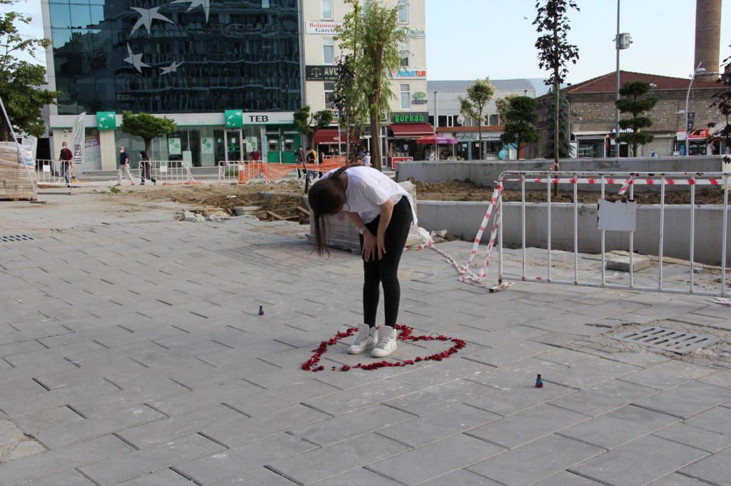 CADDE ORTASINDA EVLENME TEKLİFİ