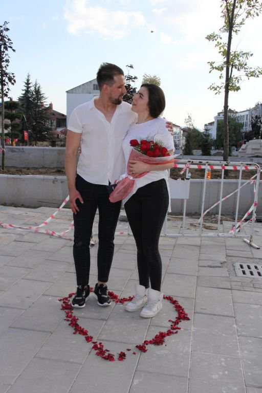 CADDE ORTASINDA EVLENME TEKLİFİ