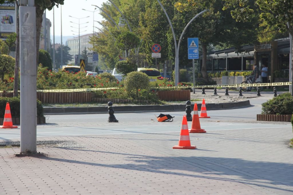 CADDE ORTASINDA ŞÜPHELİ ÇANTA PANİĞİ