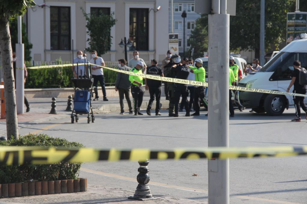 CADDE ORTASINDA ŞÜPHELİ ÇANTA PANİĞİ