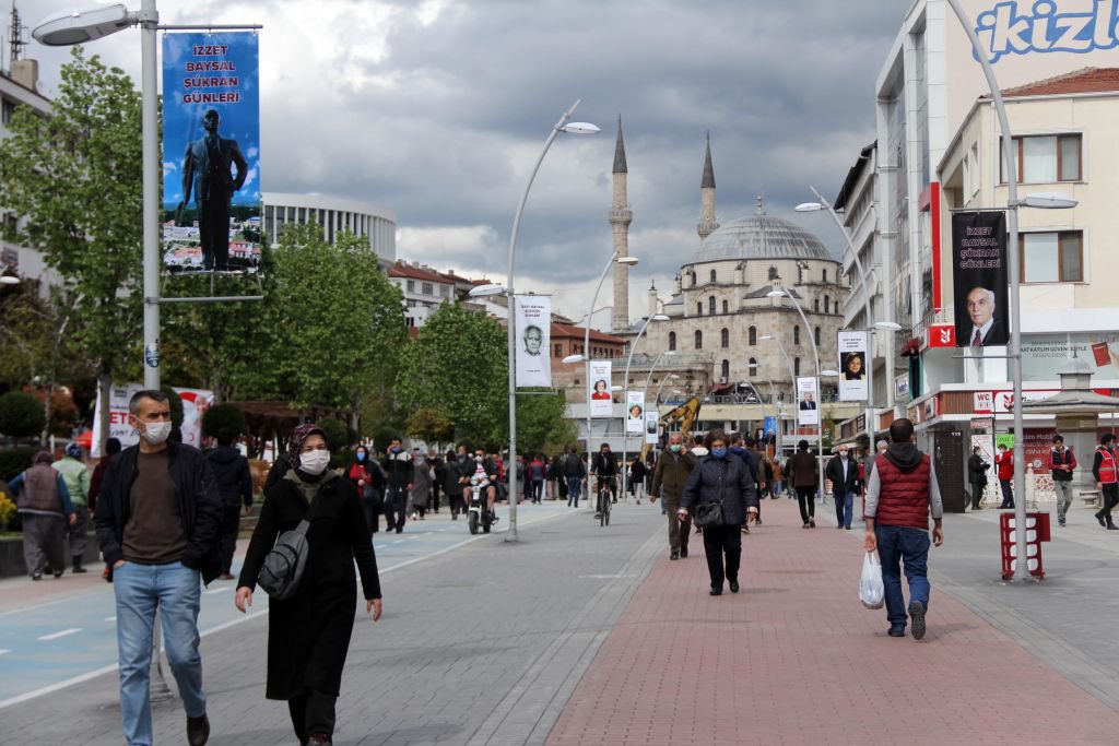 CADDEDE KALABALIK DEVAM EDİYOR
