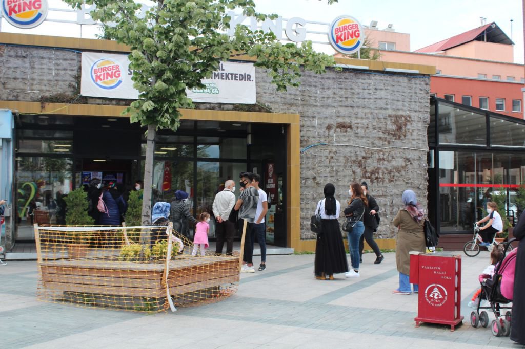 CADDEDE RENKLİ GÖRÜNTÜLER