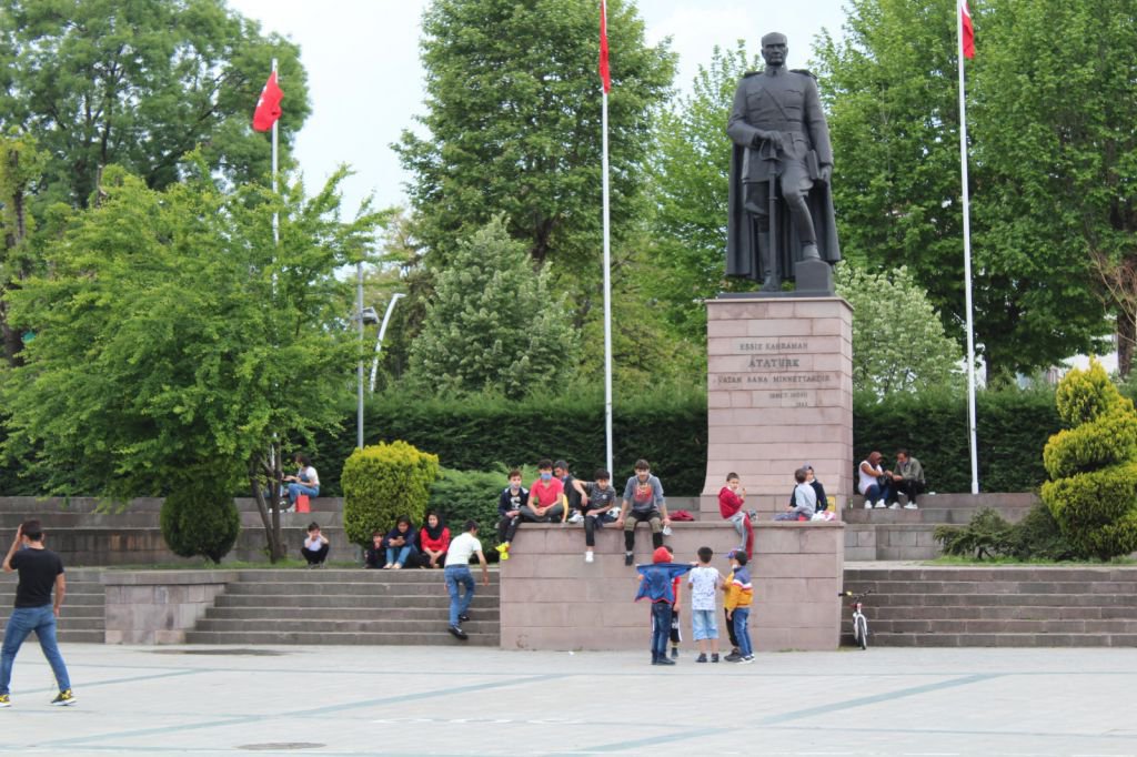 CADDEDE RENKLİ GÖRÜNTÜLER