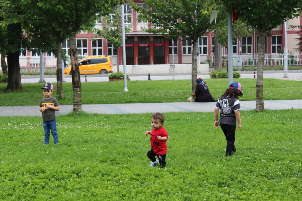 CADDEDE RENKLİ GÖRÜNTÜLER