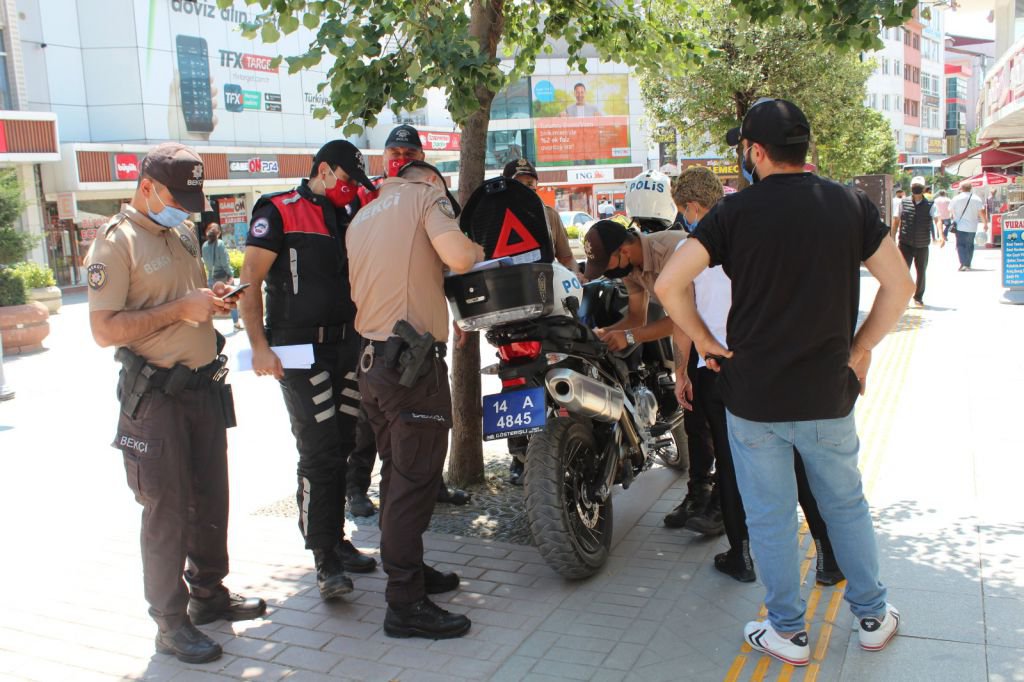 CEZALARA ALDIRMADAN HALA MASKESİZ GEZİYORLAR