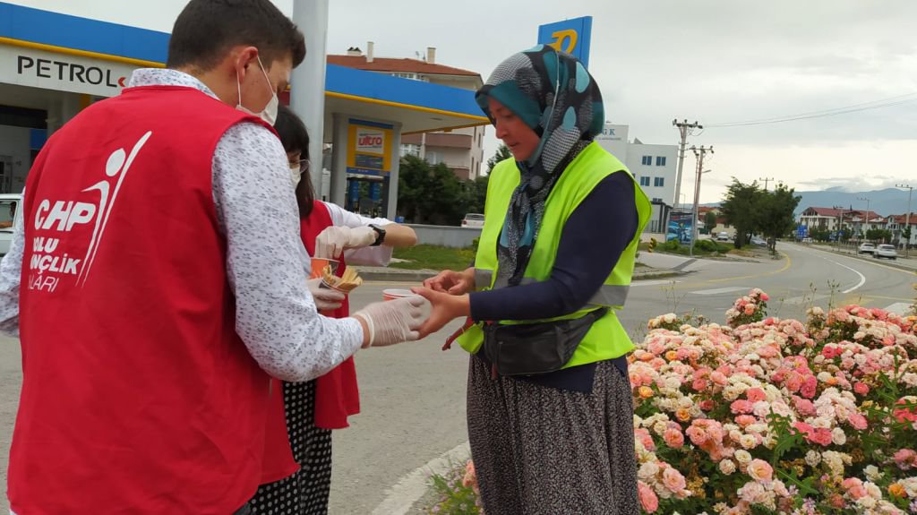 CHP'Lİ GENÇLERDEN İNCE DAVRANIŞ