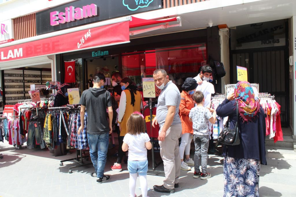 ÇOCUKLAR CADDEYİ ŞENLENDİRDİ