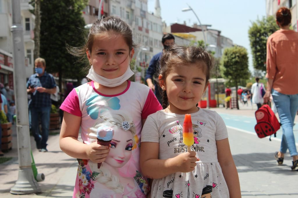 ÇOCUKLAR CADDEYİ ŞENLENDİRDİ