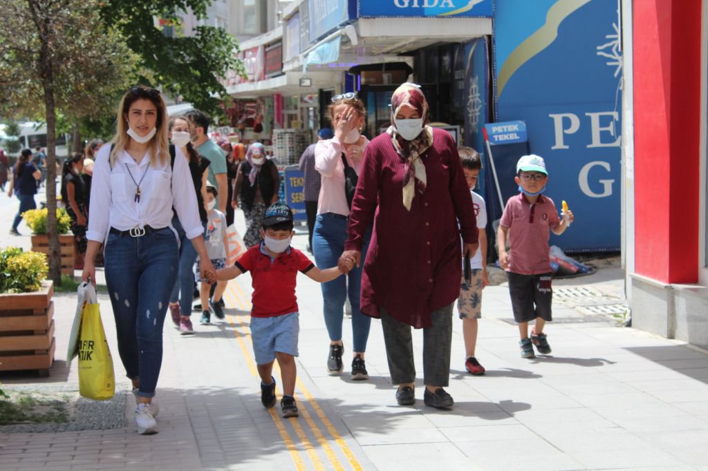 ÇOCUKLAR CADDEYİ ŞENLENDİRDİ