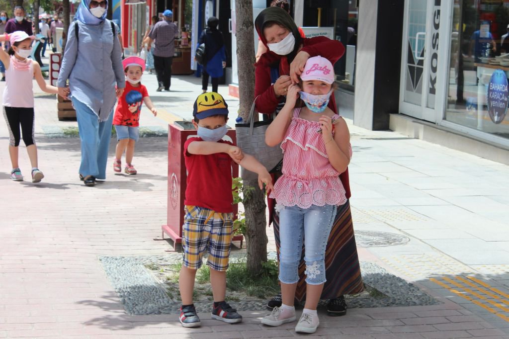 ÇOCUKLAR CADDEYİ ŞENLENDİRDİ