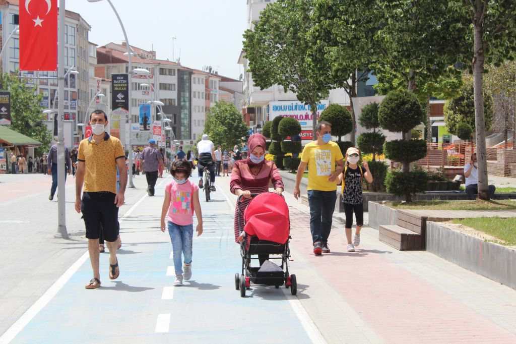 ÇOCUKLAR CADDEYİ ŞENLENDİRDİ