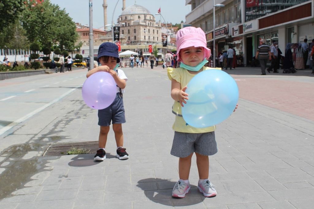 ÇOCUKLAR CADDEYİ ŞENLENDİRDİ