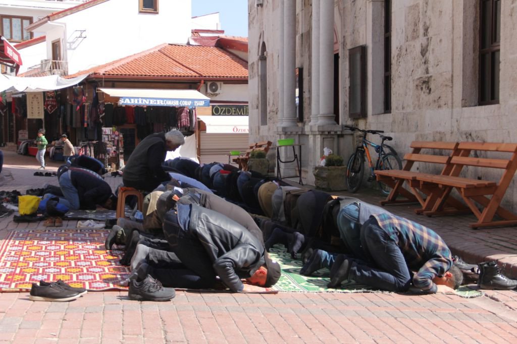 CORONAVİRÜS CUMA CEMAATİNİ ETKİLEMEDİ