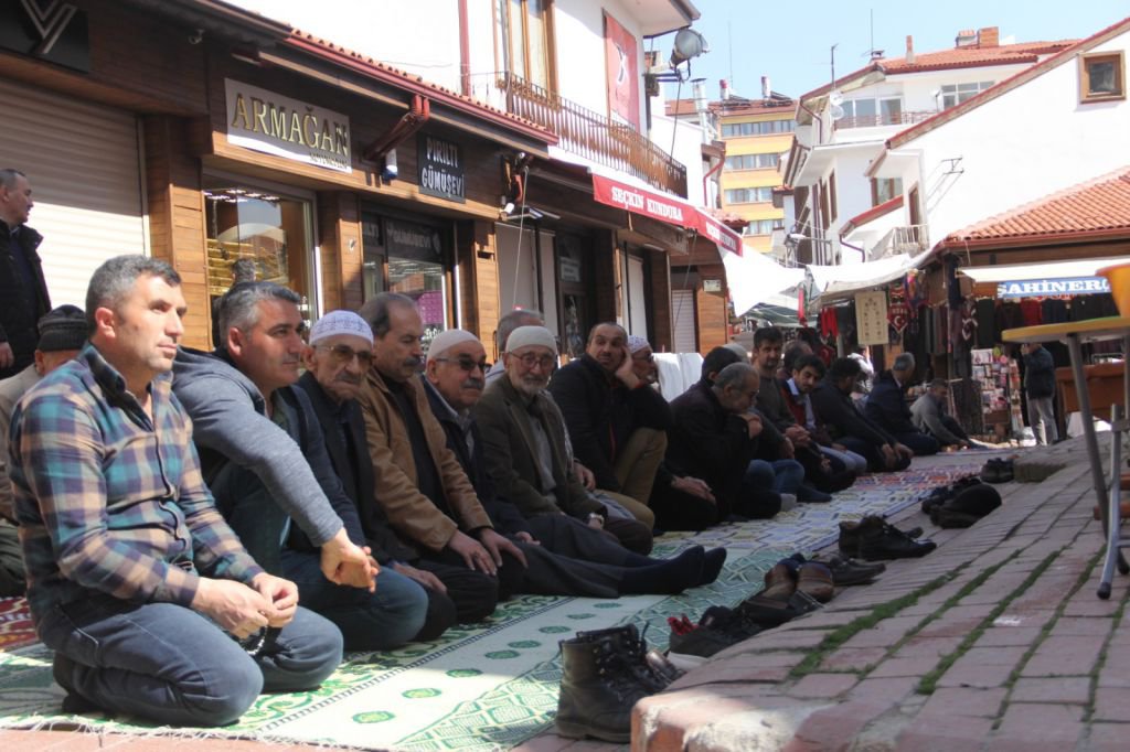 CORONAVİRÜS CUMA CEMAATİNİ ETKİLEMEDİ