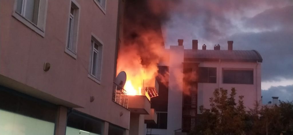 BALKONDAN YÜKSELEN ALEVLER KORKUTTU