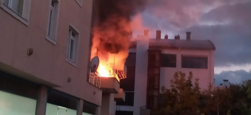 BALKONDAN YÜKSELEN ALEVLER KORKUTTU