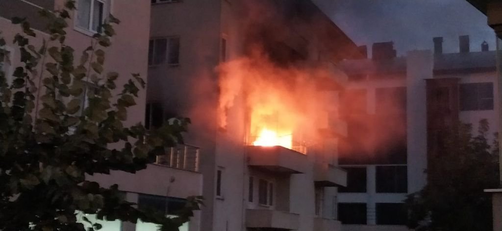 BALKONDAN YÜKSELEN ALEVLER KORKUTTU