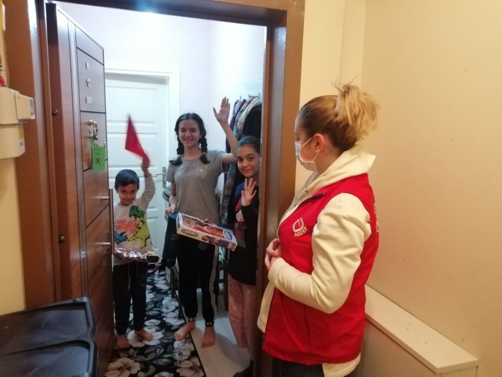 EV EV GEZİP BAYRAK DAĞITTILAR