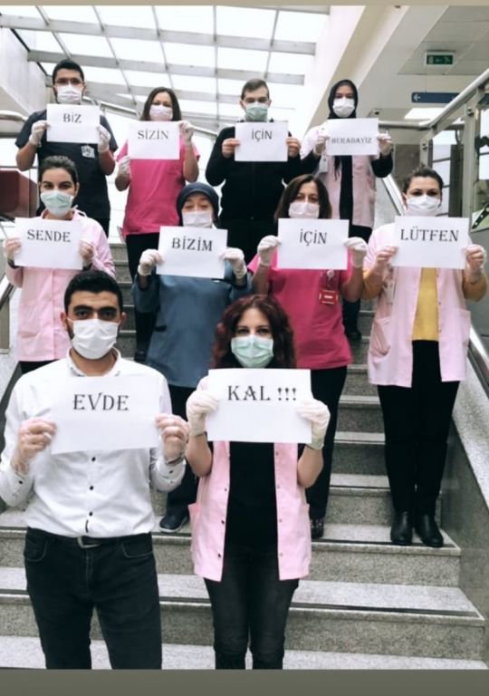 SAĞLIKÇILARDAN "EVİNİZDE KALIN" MESAJI