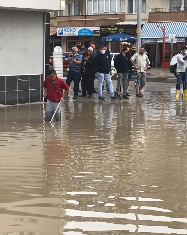 EVLER SU ALTINDA KALDI