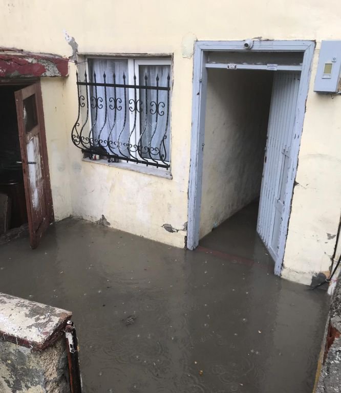 EVLER SU ALTINDA KALDI