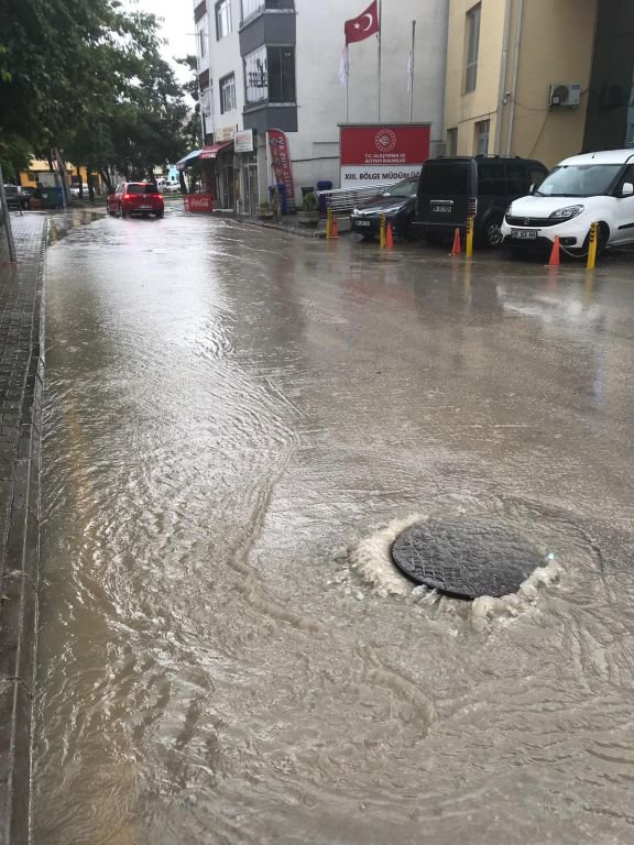 EVLER SU ALTINDA KALDI