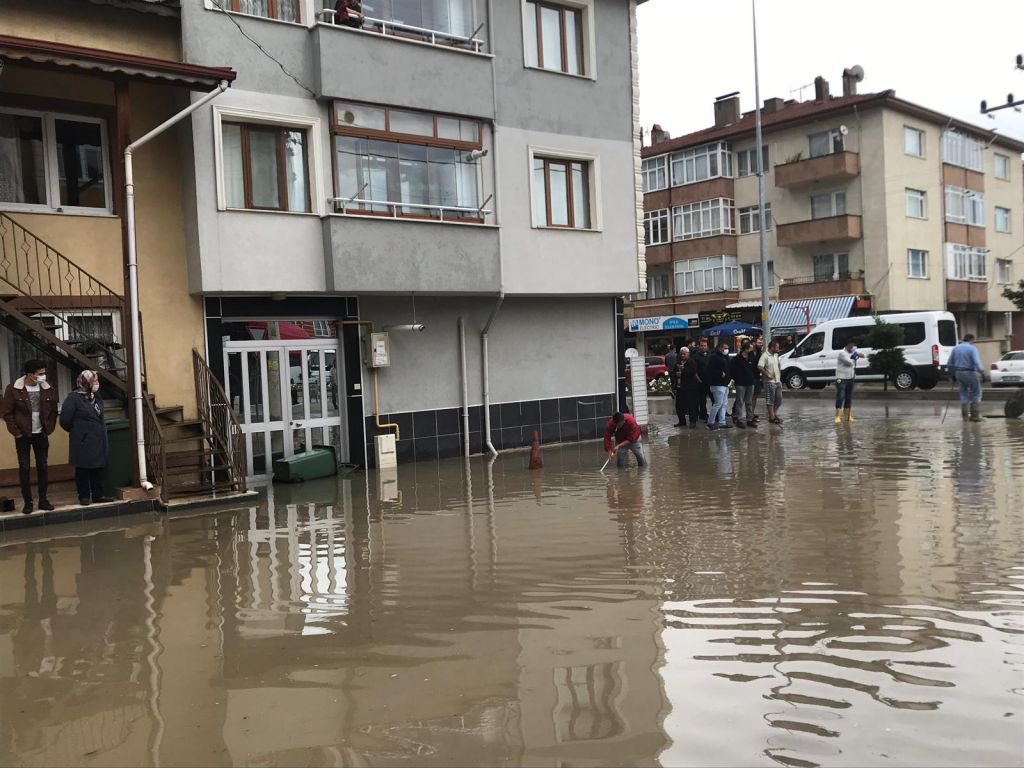 EVLER SU ALTINDA KALDI