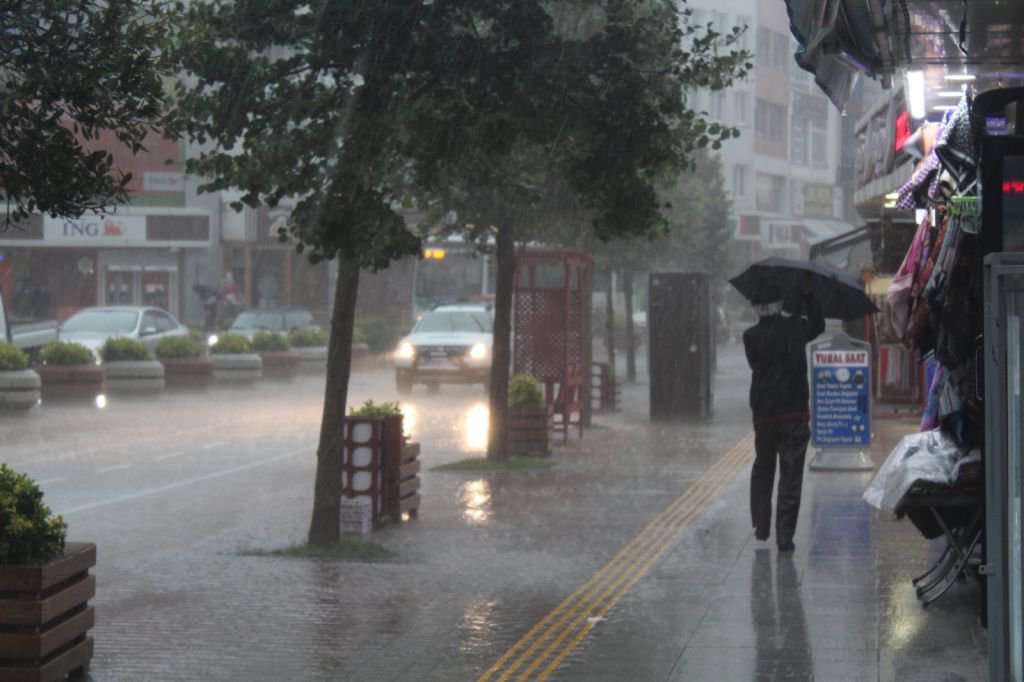 EVLER SU ALTINDA KALDI