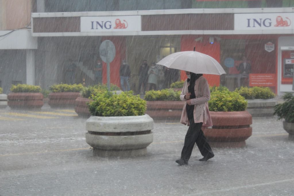 EVLER SU ALTINDA KALDI