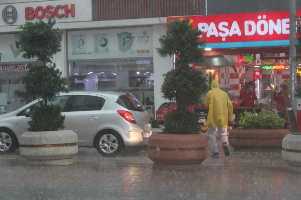 EVLER SU ALTINDA KALDI