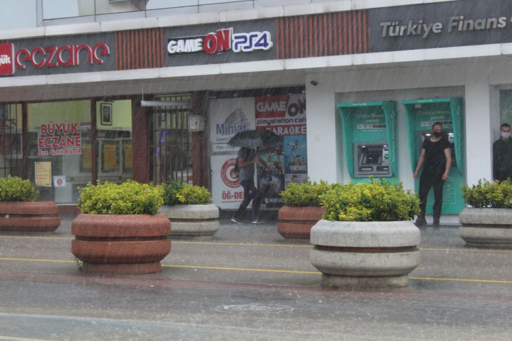 EVLER SU ALTINDA KALDI