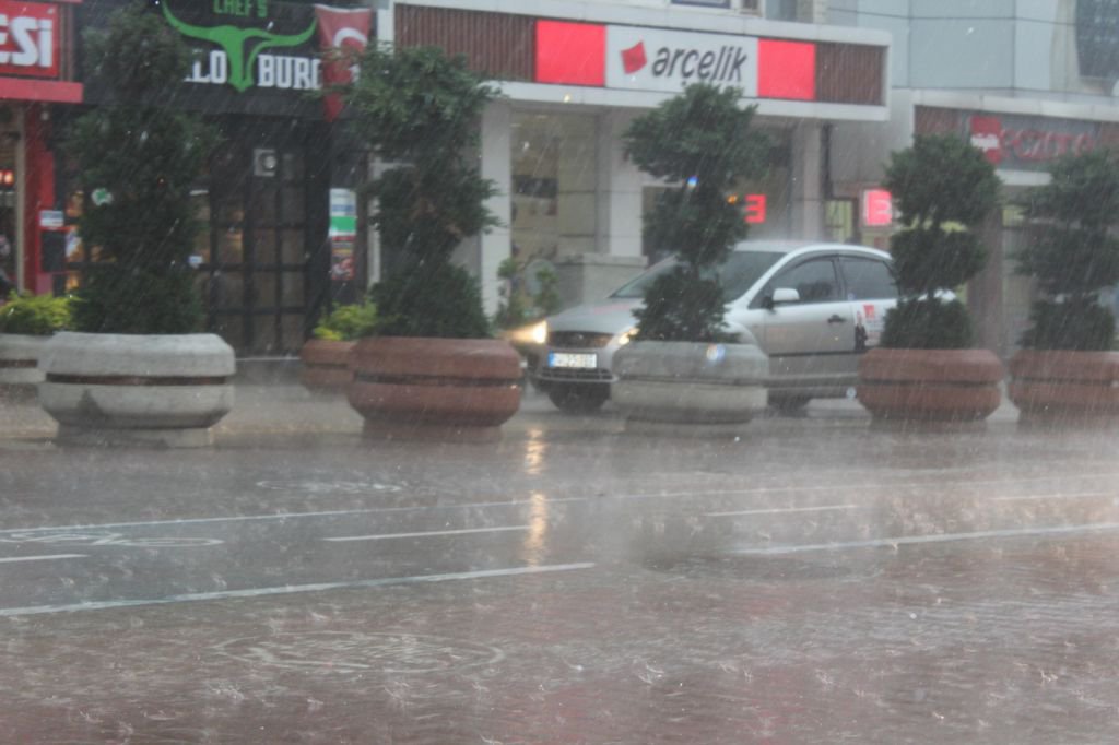 EVLER SU ALTINDA KALDI